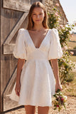 Vestido curto de chá de panela de panela em linha A com decote em V Jacquard e mangas bufantes curtas