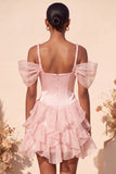 Vestido Curto de Homecoming com Espartilho Cor-de-Rosa, Ombro Frio e Bainha Folhosa