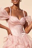 Vestido Curto de Homecoming com Espartilho Cor-de-Rosa, Ombro Frio e Bainha Folhosa