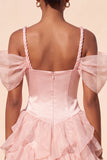 Vestido Curto de Homecoming com Espartilho Cor-de-Rosa, Ombro Frio e Bainha Folhosa