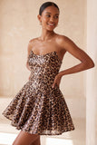Vestido Mini de Regresso a Casa Glam Leopardo Leopardo Com Lantejoulas, Corte Sem Alças & Abertura