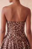 Vestido Mini de Regresso a Casa Glam Leopardo Leopardo Com Lantejoulas, Corte Sem Alças & Abertura
