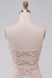 Vestido Curto de Regresso a Casa Bodycon Corte Bodycon Ivore com Cortes de Alças e Lantejoulas