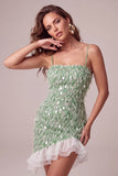 Vestido de Homecoming Green Bodycon, decote quadrado com franjas de lantejoulas, com bainha assimétrica e folhos