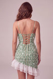 Vestido de Homecoming Green Bodycon, decote quadrado com franjas de lantejoulas, com bainha assimétrica e folhos