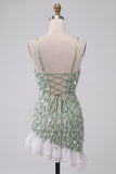 Vestido de Homecoming Green Bodycon, decote quadrado com franjas de lantejoulas, com bainha assimétrica e folhos