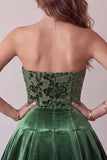 Vestido Curto de Finalistas de Veludo A-Line Verde Escuro Verde Escuro com Folhos