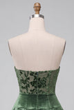 Vestido Curto de Finalistas de Veludo A-Line Verde Escuro Verde Escuro com Folhos