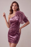 Vestido de cocktail vintage de veludo malva com um ombro curto e flor 3D