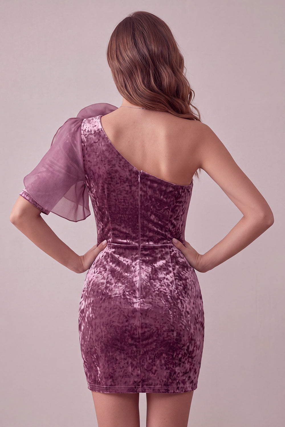 Vestido de cocktail vintage de veludo malva com um ombro curto e flor 3D