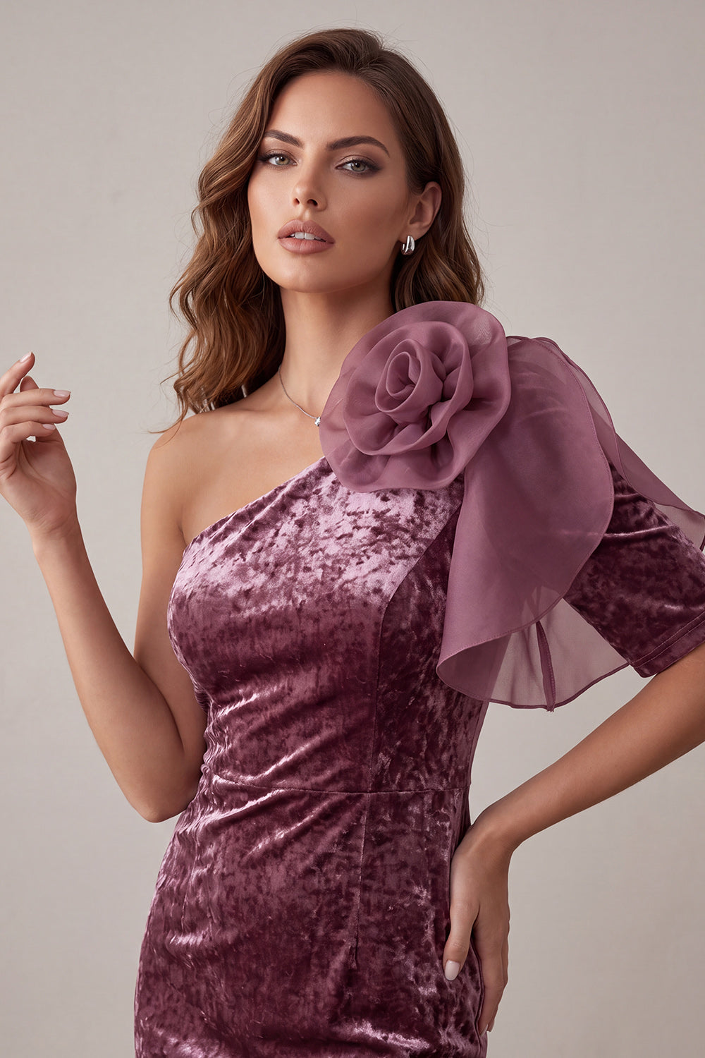 Vestido de cocktail vintage de veludo malva com um ombro curto e flor 3D