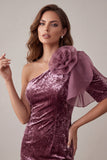 Vestido de cocktail vintage de veludo malva com um ombro curto e flor 3D