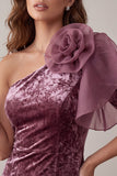 Vestido de cocktail vintage de veludo malva com um ombro curto e flor 3D