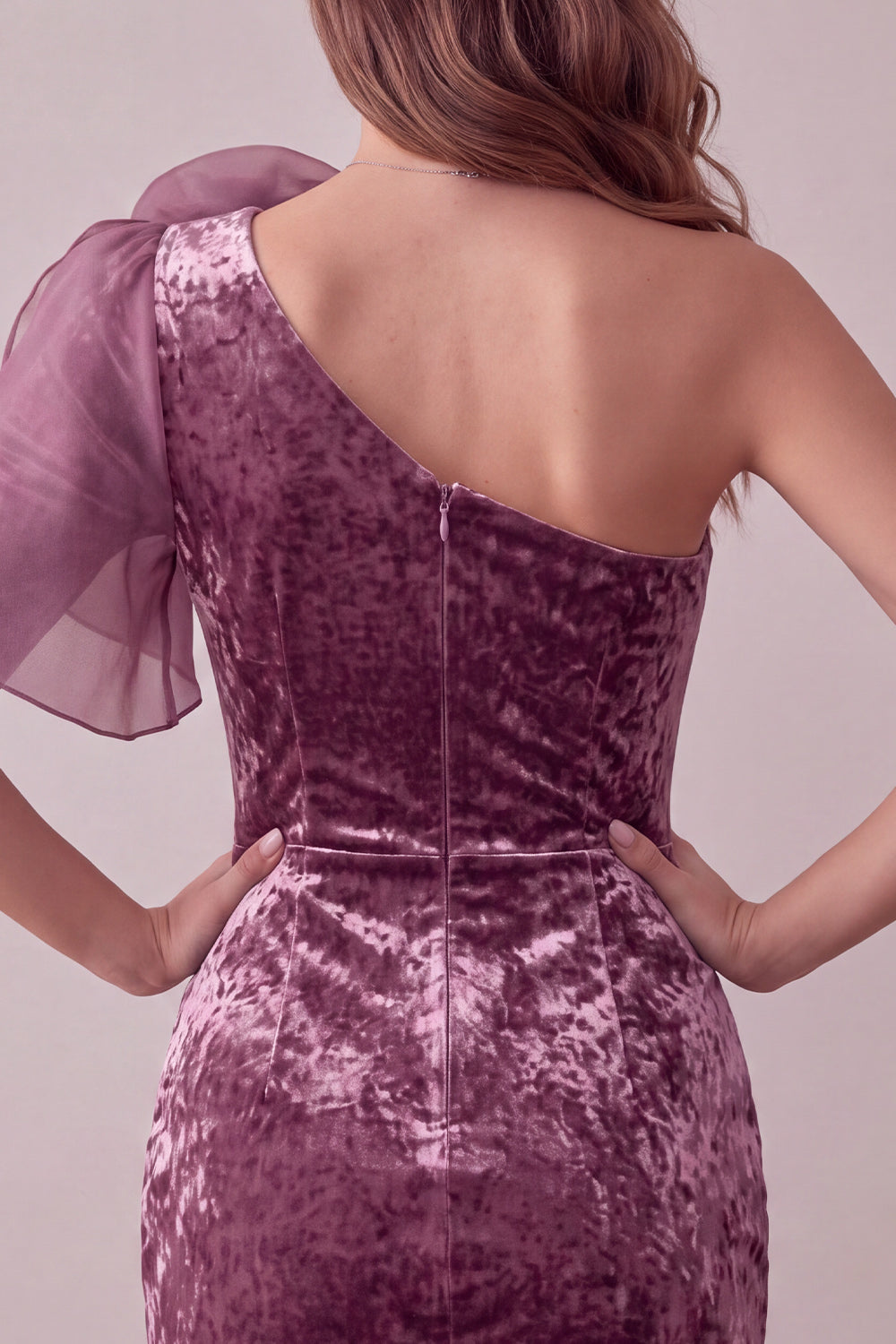 Vestido de cocktail vintage de veludo malva com um ombro curto e flor 3D