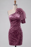 Vestido de cocktail vintage de veludo malva com um ombro curto e flor 3D
