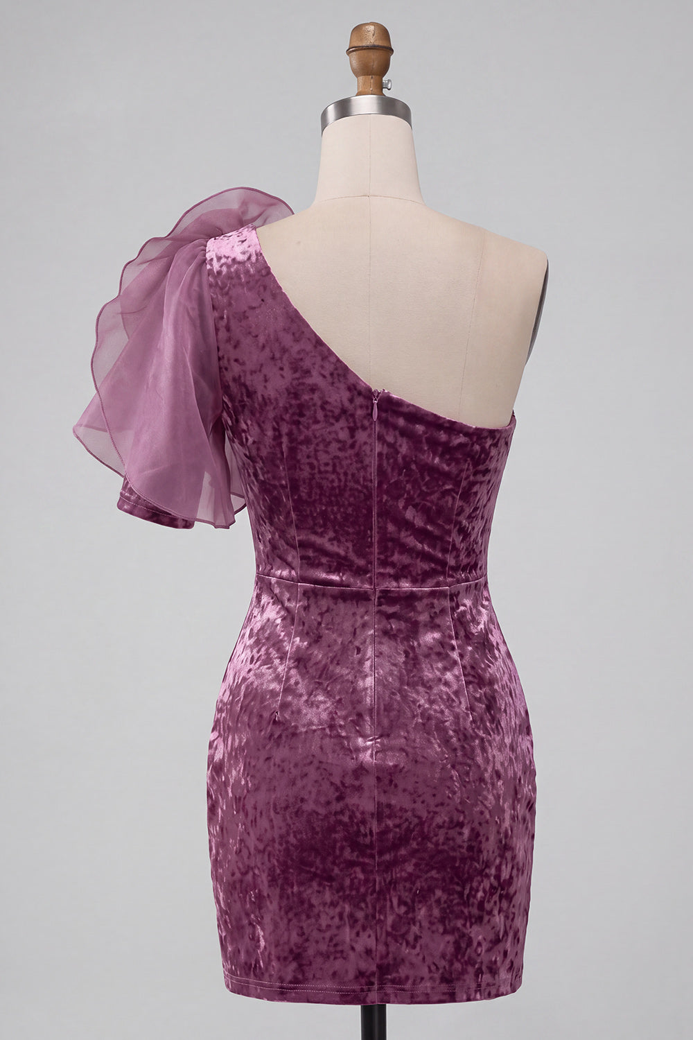 Vestido de cocktail vintage de veludo malva com um ombro curto e flor 3D