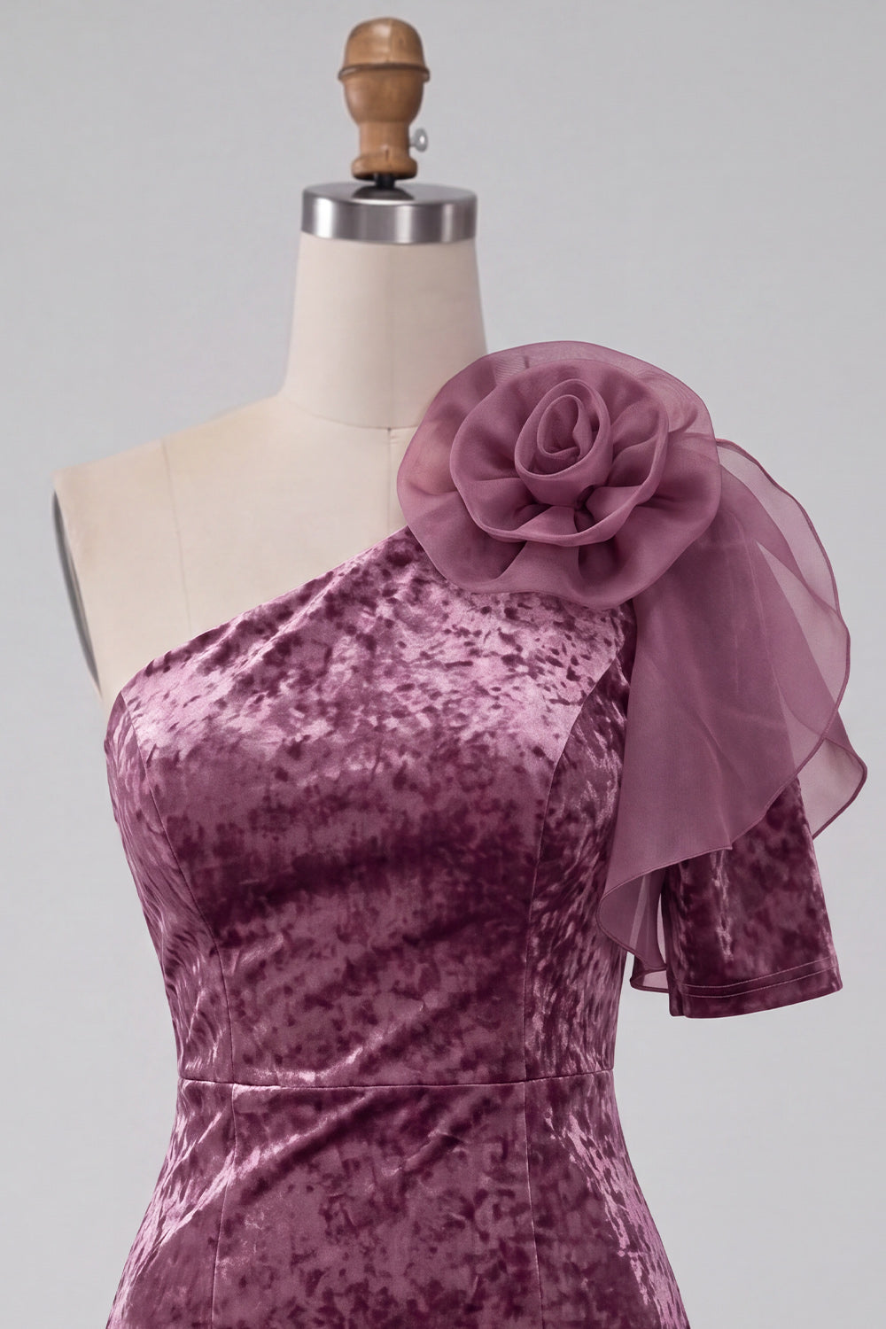 Vestido de cocktail vintage de veludo malva com um ombro curto e flor 3D