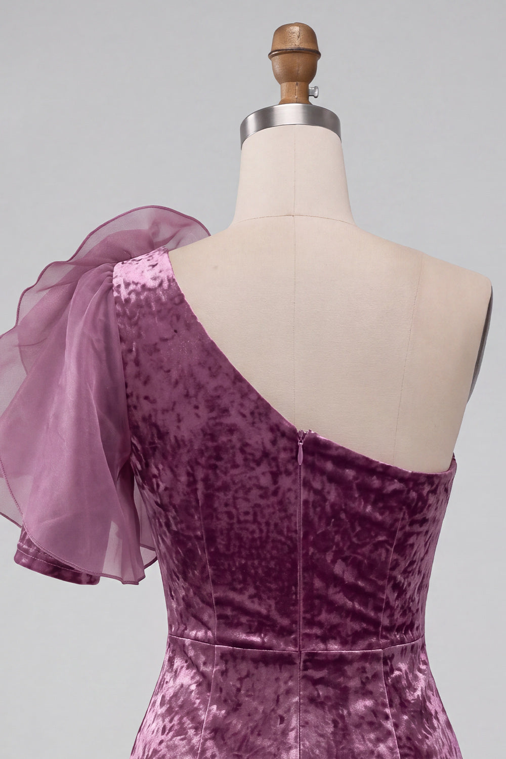 Vestido de cocktail vintage de veludo malva com um ombro curto e flor 3D