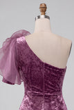 Vestido de cocktail vintage de veludo malva com um ombro curto e flor 3D