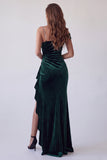 Vestido formal longo de sereia verde escuro com contas de um ombro e franzido com strass
