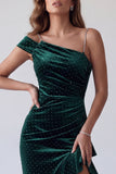 Vestido formal longo de sereia verde escuro com contas de um ombro e franzido com strass