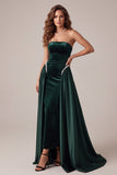 Vestido longo de noite de veludo verde escuro com pérolas com missangas sem alças e cauda varrida