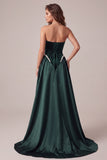 Vestido longo de noite de veludo verde escuro com pérolas com missangas sem alças e cauda varrida
