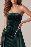 Vestido longo de noite de veludo verde escuro com pérolas com missangas sem alças e cauda varrida