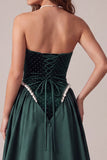 Vestido longo de noite de veludo verde escuro com pérolas com missangas sem alças e cauda varrida