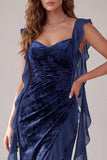 Vestido de noite comprido e franzido de veludo azuluado azul-marinho com folhos