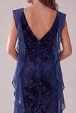 Vestido de noite comprido e franzido de veludo azuluado azul-marinho com folhos