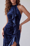 Vestido longo de noite com folhos de veludo azuluado azul-marinho com bainha