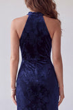 Vestido longo de noite com folhos de veludo azuluado azul-marinho com bainha