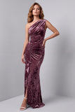 Vestido formal longo e franzido em veludo malva vintage de um ombro com fenda lateral