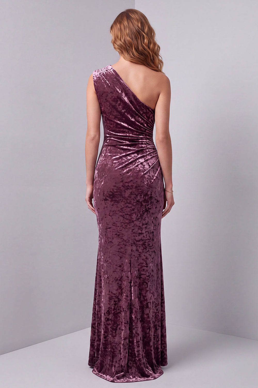 Vestido formal longo e franzido em veludo malva vintage de um ombro com fenda lateral