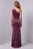 Vestido formal longo e franzido em veludo malva vintage de um ombro com fenda lateral