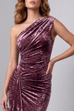 Vestido formal longo e franzido em veludo malva vintage de um ombro com fenda lateral