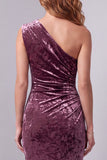 Vestido formal longo e franzido em veludo malva vintage de um ombro com fenda lateral