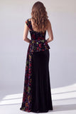Vestido de noite preto floral com estampado de veludo preto, um ombro comprido