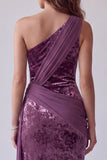 Vestido formal longo de veludo malva vintage com um ombro drapeado
