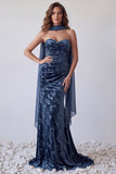 Vestido comprido de veludo azul-marinho sem alças, sereia, franzido, com lenço no pescoço