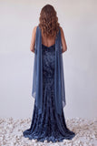 Vestido comprido de veludo azul-marinho sem alças, sereia, franzido, com lenço no pescoço
