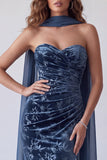 Vestido comprido de veludo azul-marinho sem alças, sereia, franzido, com lenço no pescoço