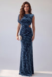 Vestido formal longo com decote assimétrico e franzido estampado azul-marinho
