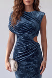 Vestido formal longo com decote assimétrico e franzido estampado azul-marinho
