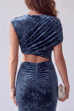 Vestido formal longo com decote assimétrico e franzido estampado azul-marinho