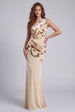 Vestido formal longo e franzido em veludo champanhe de um ombro