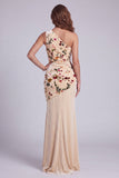 Vestido formal longo e franzido em veludo champanhe de um ombro