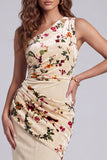 Vestido formal longo e franzido em veludo champanhe de um ombro