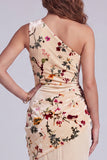 Vestido formal longo e franzido em veludo champanhe de um ombro